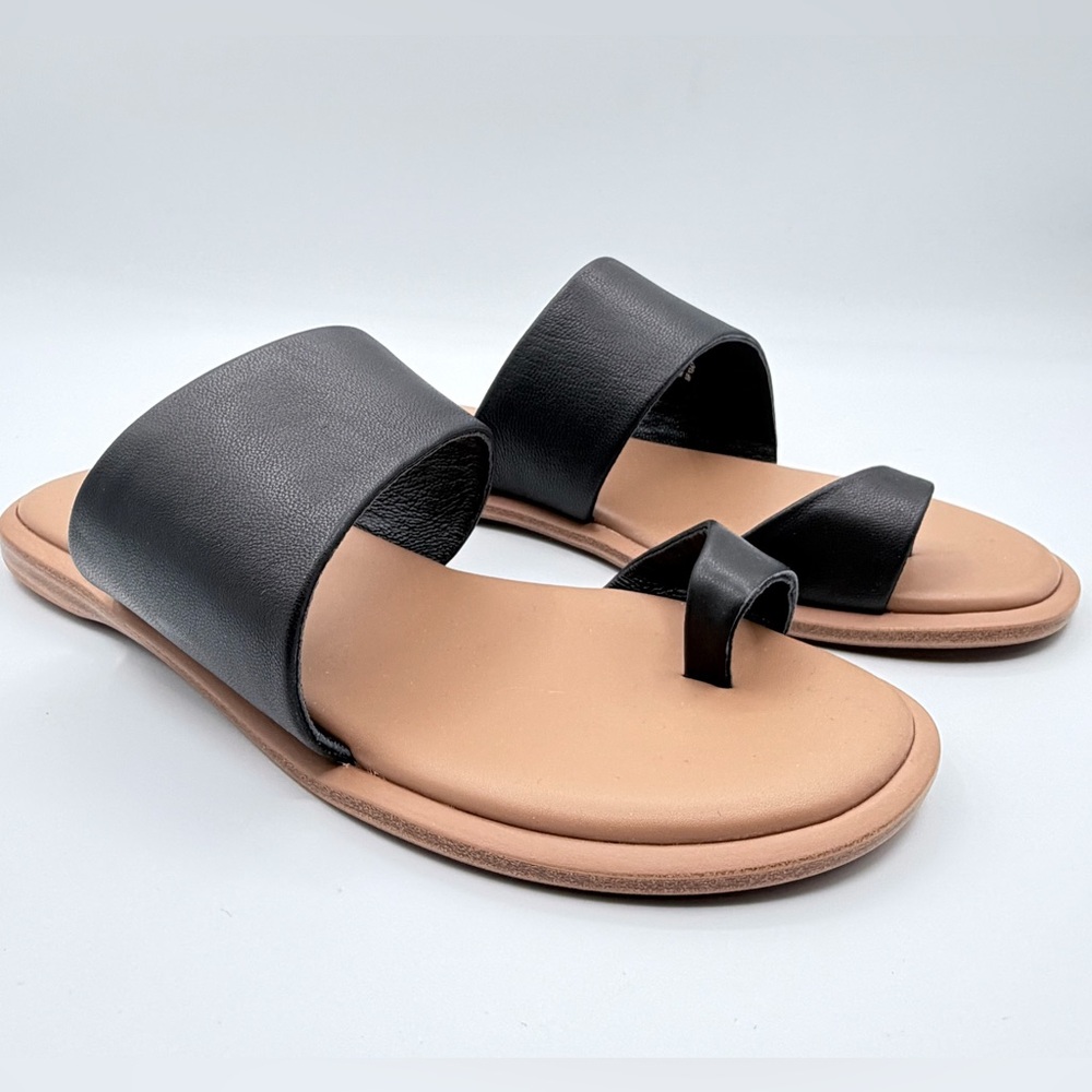 Steve Madden Black and Tan Two-Band Toe-Ring Slide Sandals